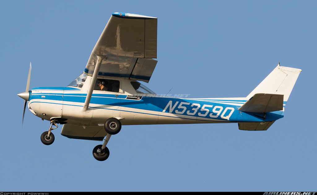 El Cessna 150 es uno de los aviones escuela más icónicos de la aviación ligera. Fabricado entre 1958 y 1977, se distingue por su fiabilidad, bajo consumo y facilidad de pilotaje. Miles de pilotos dieron sus primeros vuelos en este clásico monomotor de dos plazas, que sigue activo hoy en día gracias a programas de mantenimiento y restauración. Publica, compra o vende tu Cessna 150 en Aviación Continental, la plataforma de anuncios clasificados que conecta a la comunidad global de aviación ligera.