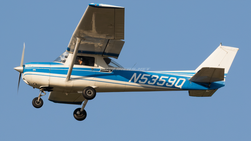 El Cessna 150 es uno de los aviones escuela más icónicos de la aviación ligera. Fabricado entre 1958 y 1977, se distingue por su fiabilidad, bajo consumo y facilidad de pilotaje. Miles de pilotos dieron sus primeros vuelos en este clásico monomotor de dos plazas, que sigue activo hoy en día gracias a programas de mantenimiento y restauración. Publica, compra o vende tu Cessna 150 en Aviación Continental, la plataforma de anuncios clasificados que conecta a la comunidad global de aviación ligera.