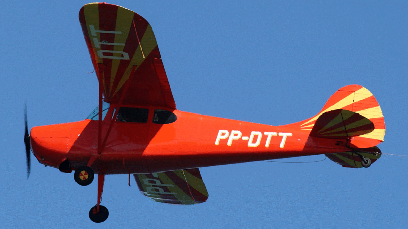 El Cessna 170, producido entre 1948 y 1956, es un avión monomotor de 4 plazas con tren convencional y motor de 145 HP. Reconocido por su estabilidad, durabilidad y facilidad de mantenimiento, sentó las bases para los futuros Cessna 172 y 175. Ideal para vuelos recreativos y entrenamiento, sigue siendo un referente histórico en la aviación ligera.
