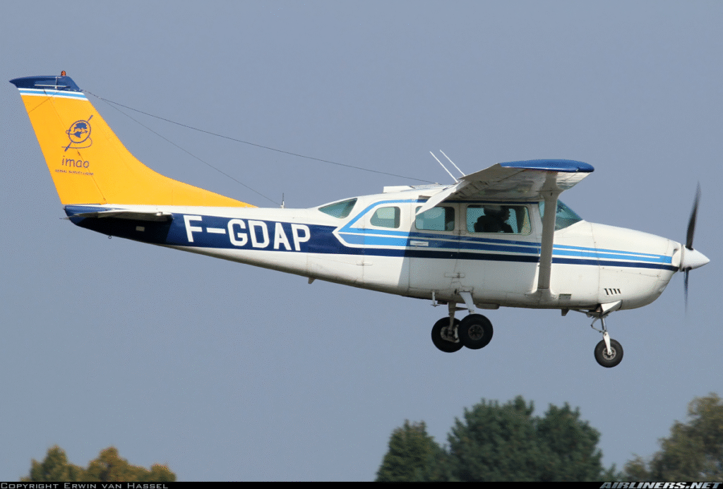 El Cessna 206 Stationair, fabricado desde 1964, es un monomotor de 6 plazas con gran capacidad de carga y excelente rendimiento. Versátil y confiable, se utiliza en transporte de pasajeros, vuelos recreativos, misiones médicas y carga ligera, consolidándose como un referente de la aviación ligera utilitaria en todo el mundo.