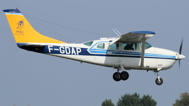 El Cessna 206 Stationair, fabricado desde 1964, es un monomotor de 6 plazas con gran capacidad de carga y excelente rendimiento. Versátil y confiable, se utiliza en transporte de pasajeros, vuelos recreativos, misiones médicas y carga ligera, consolidándose como un referente de la aviación ligera utilitaria en todo el mundo.