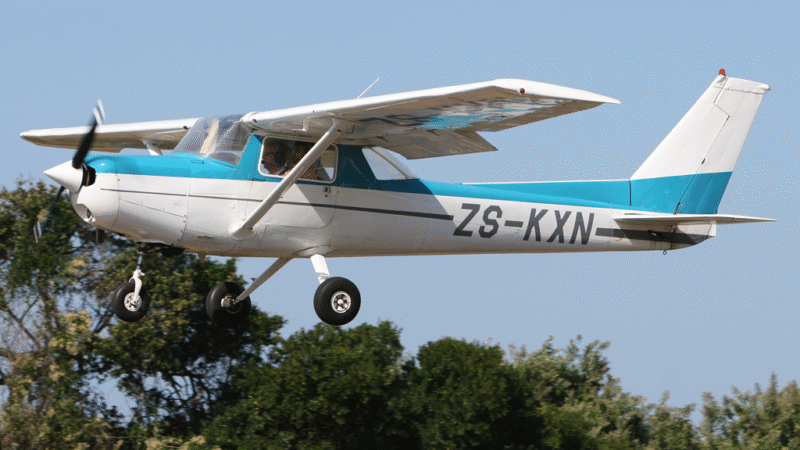 El Cessna 152 es uno de los aviones de entrenamiento más importantes de la historia de la aviación. Fabricado por Cessna Aircraft Company desde 1977, su fiabilidad, bajo consumo y facilidad de manejo lo convirtieron en el favorito de escuelas de vuelo en todo el mundo. A más de cuatro décadas de su lanzamiento, sigue activo y formando a nuevas generaciones de pilotos, consolidándose como un símbolo de la aviación ligera mundial.