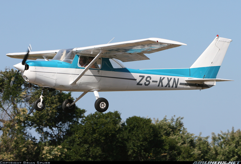 El Cessna 152 es uno de los aviones de entrenamiento más importantes de la historia de la aviación. Fabricado por Cessna Aircraft Company desde 1977, su fiabilidad, bajo consumo y facilidad de manejo lo convirtieron en el favorito de escuelas de vuelo en todo el mundo. A más de cuatro décadas de su lanzamiento, sigue activo y formando a nuevas generaciones de pilotos, consolidándose como un símbolo de la aviación ligera mundial.